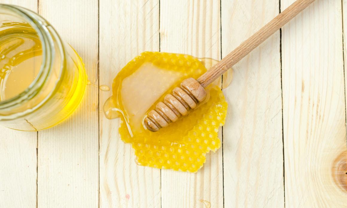Masque capillaire hydratant au miel : 3 recettes naturelles pour les cheveux ternes, secs et cassants