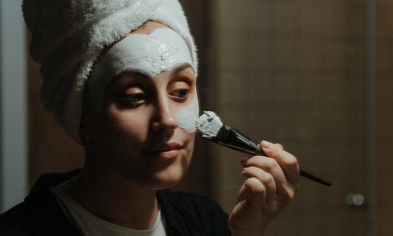 Masque contre les boutons : Recette maison purifiante pour les peaux