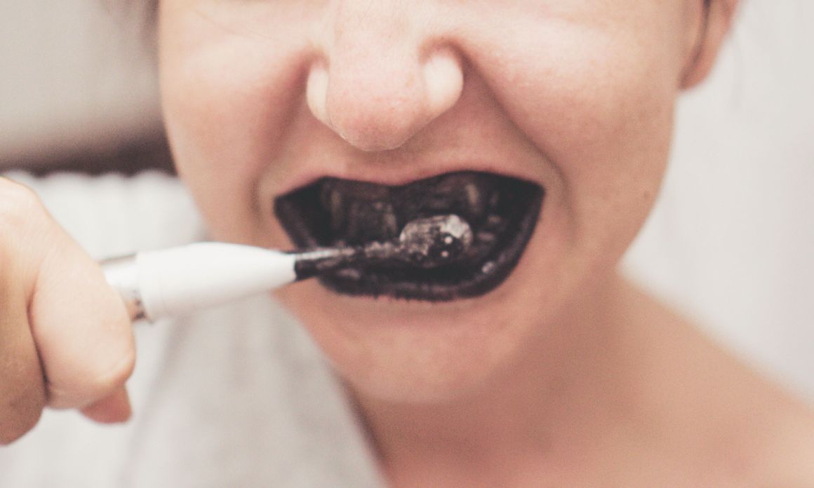 Dentifrice au charbon : un soin blanchissant controversé