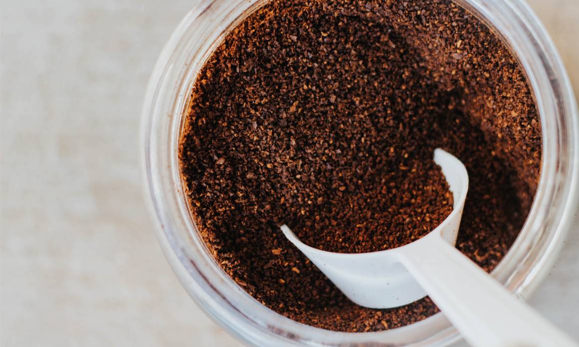 Gommage corps au café : Recette maison exfoliante et tonifiante avant un soin minceur