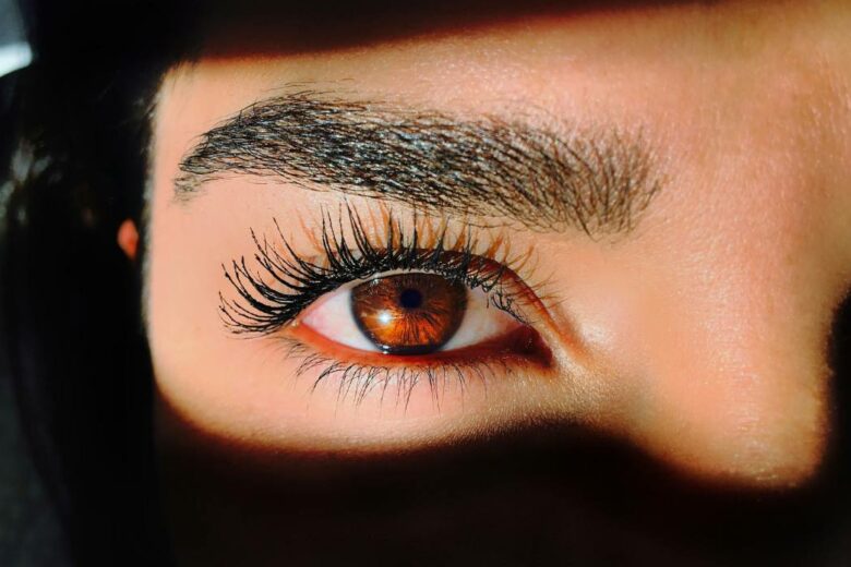 Sourcils épais en beauté