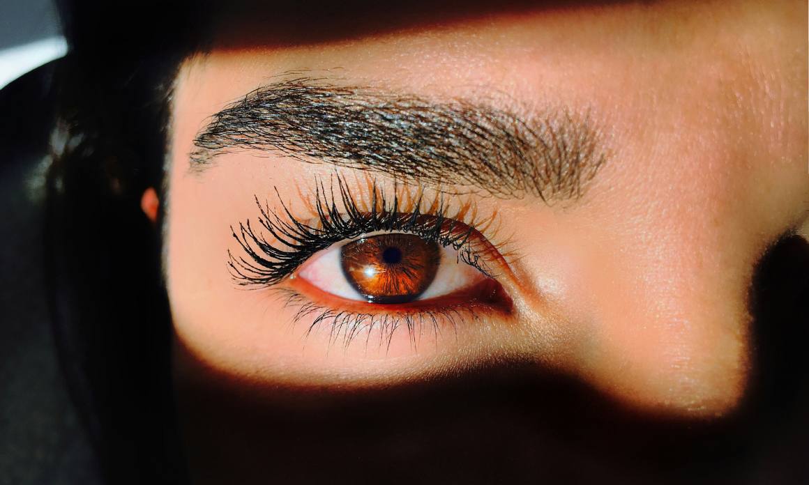 Les sourcils épais : Tendance beauté à adopter ou piège ?