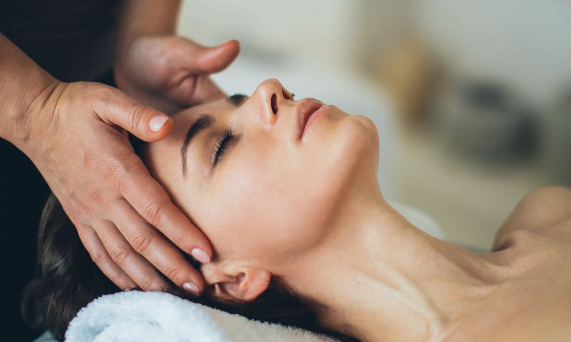 Massage du cuir chevelu : 5 bienfaits beauté et bien-être