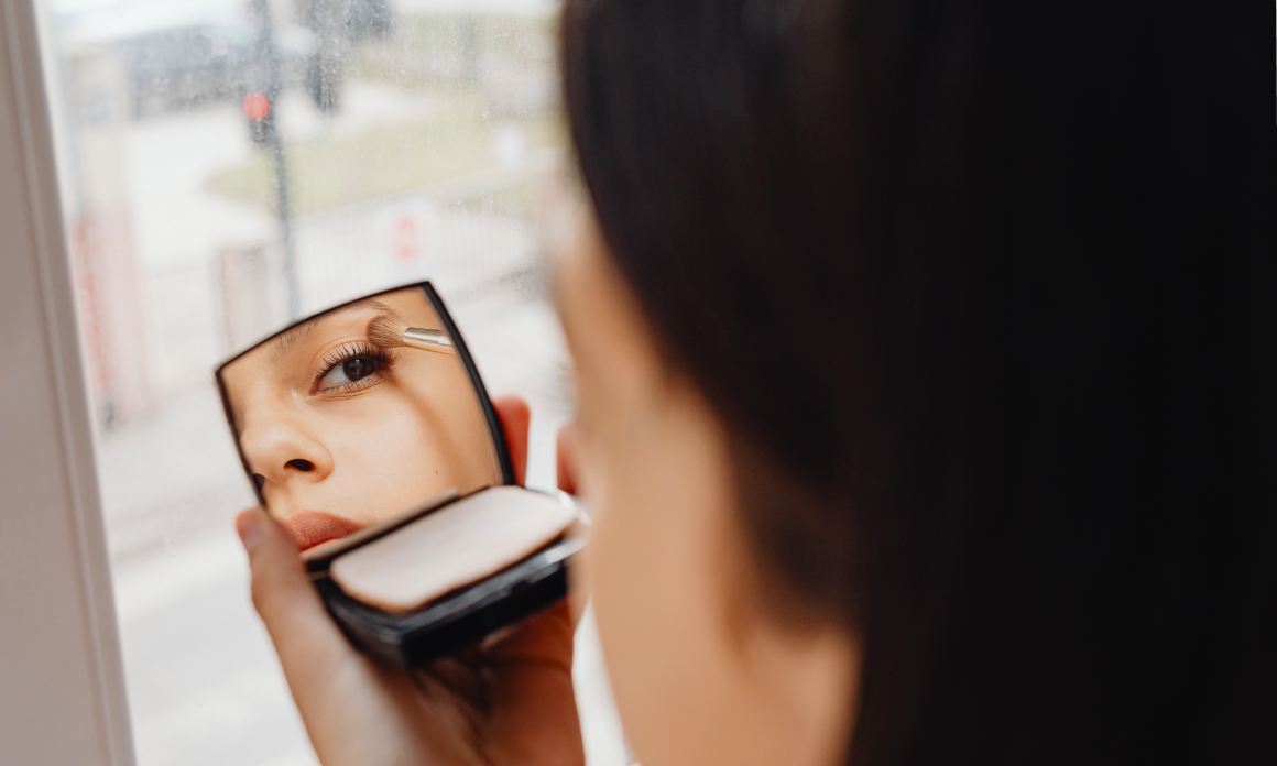 Retouche maquillage en journée : Astuces pour rafraîchir la mise en beauté