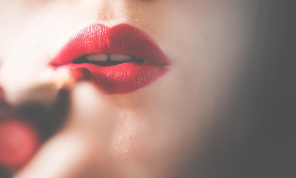 Rouge à lèvres longue tenue : Conseils maquillage pour faire tenir la couleur