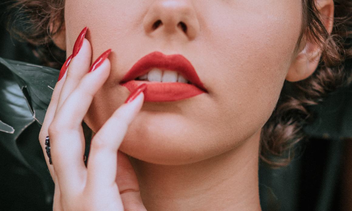 Bouche tombante : Conseils beauté pour les commissures des lèvres descendantes