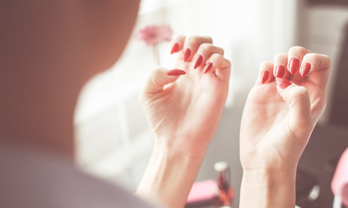 Faire sécher le vernis à ongles plus rapidement : Astuces beauté
