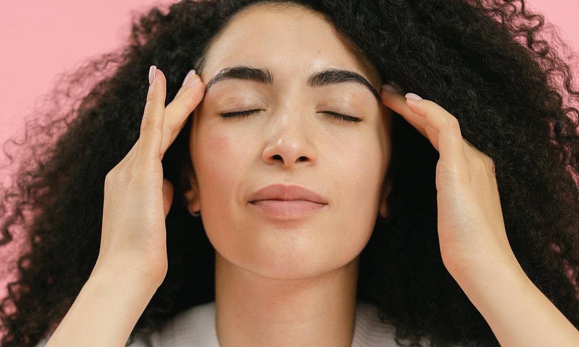 Massage facial liftant : un rituel anti-âge pour des traits détendus